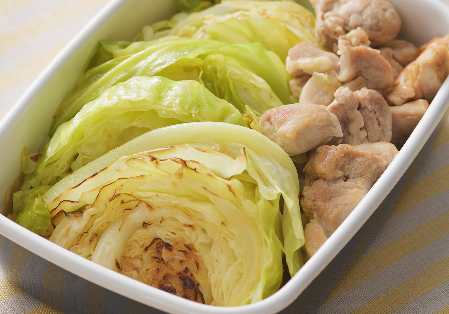 鶏肉と焼きキャベツのコンソメ蒸し