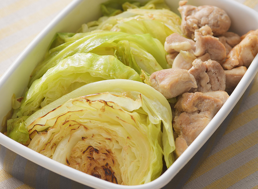 鶏肉と焼きキャベツのコンソメ蒸し