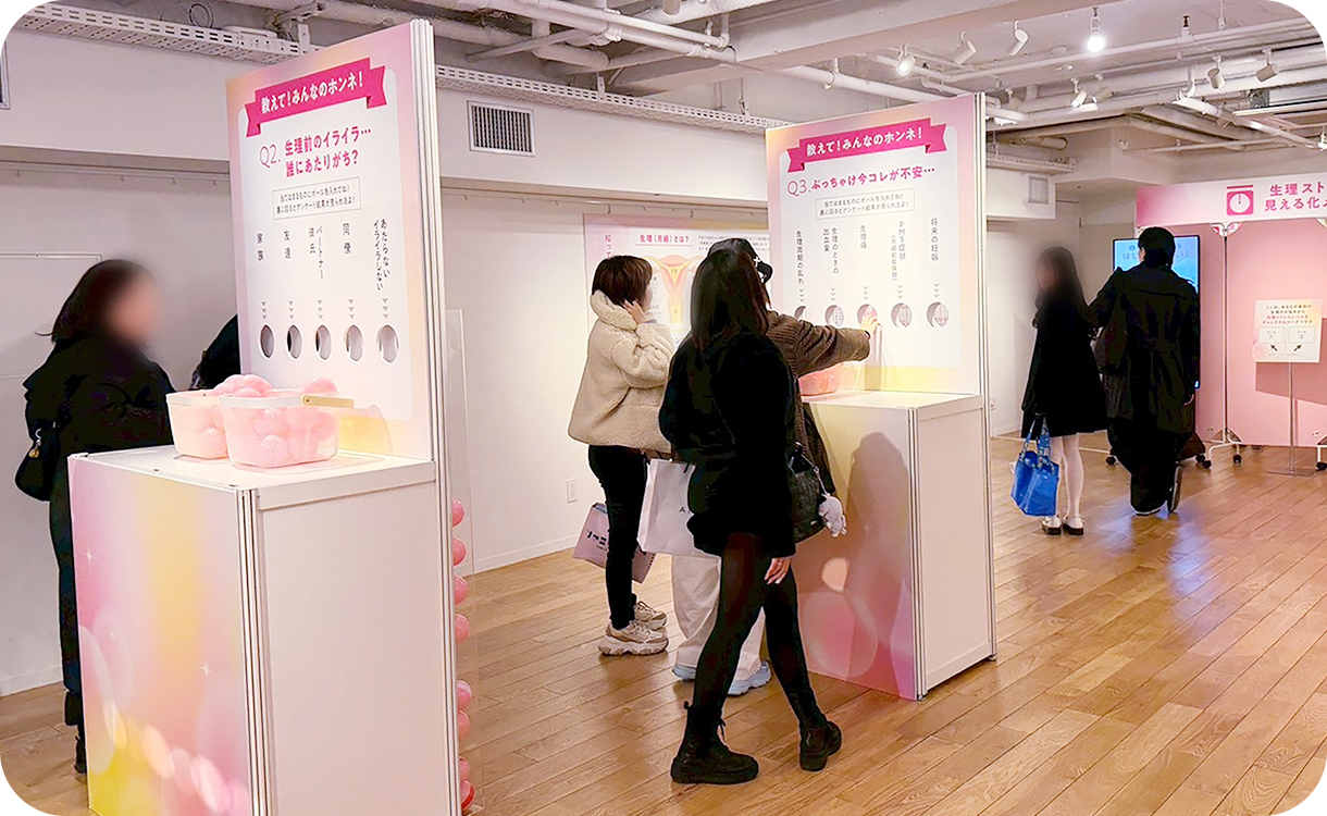 投票している来場者の様子