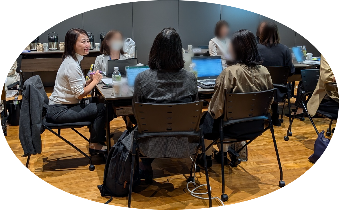 グループワーク中の受講者たちの写真