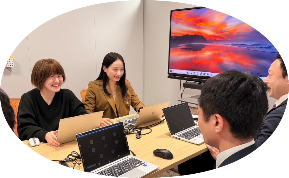 会議中の松田さんと医薬開発部の皆さんの写真